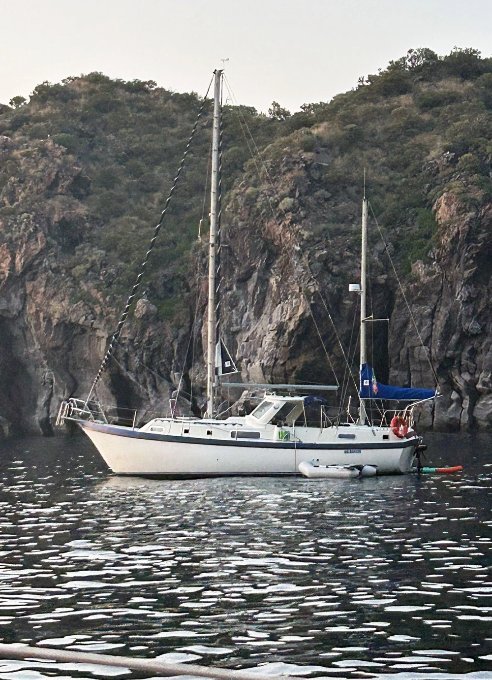 Barca Legolas in rada alle Eolie